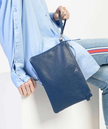 Bolso bandolera mujer de mano piel azul Haria Naiara Elgarresta